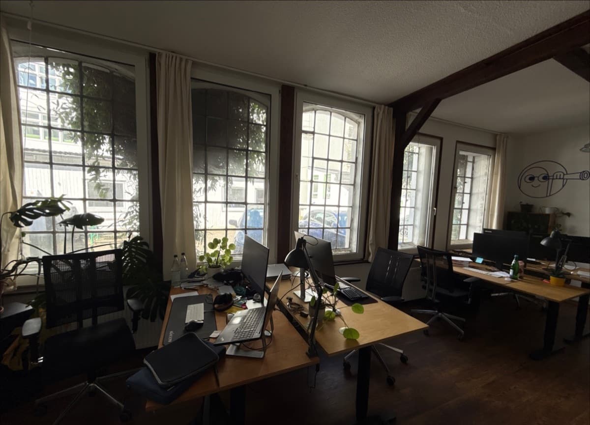 Ausguck in Kiel: desks in front of tall lattice windows
